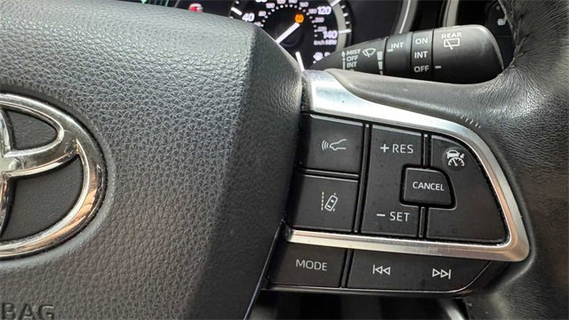 Used 2020 Toyota Highlander XLE image 24