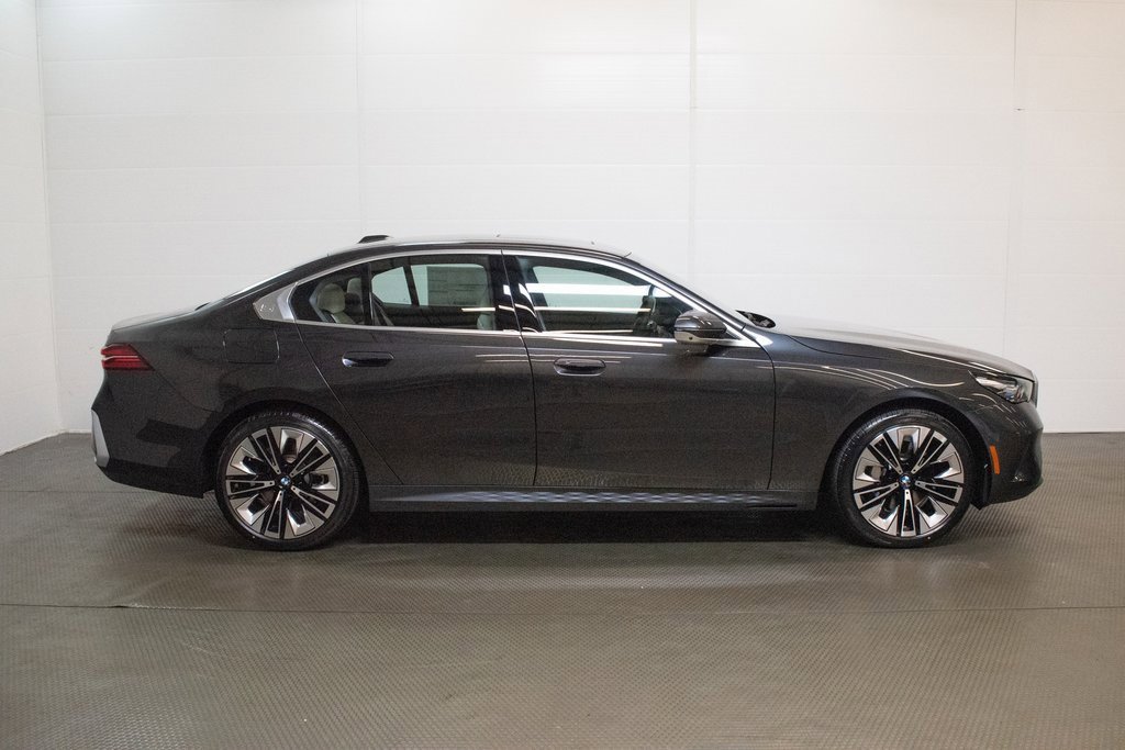 New 2026 BMW 530i xDrive w/ Premium Package image 3