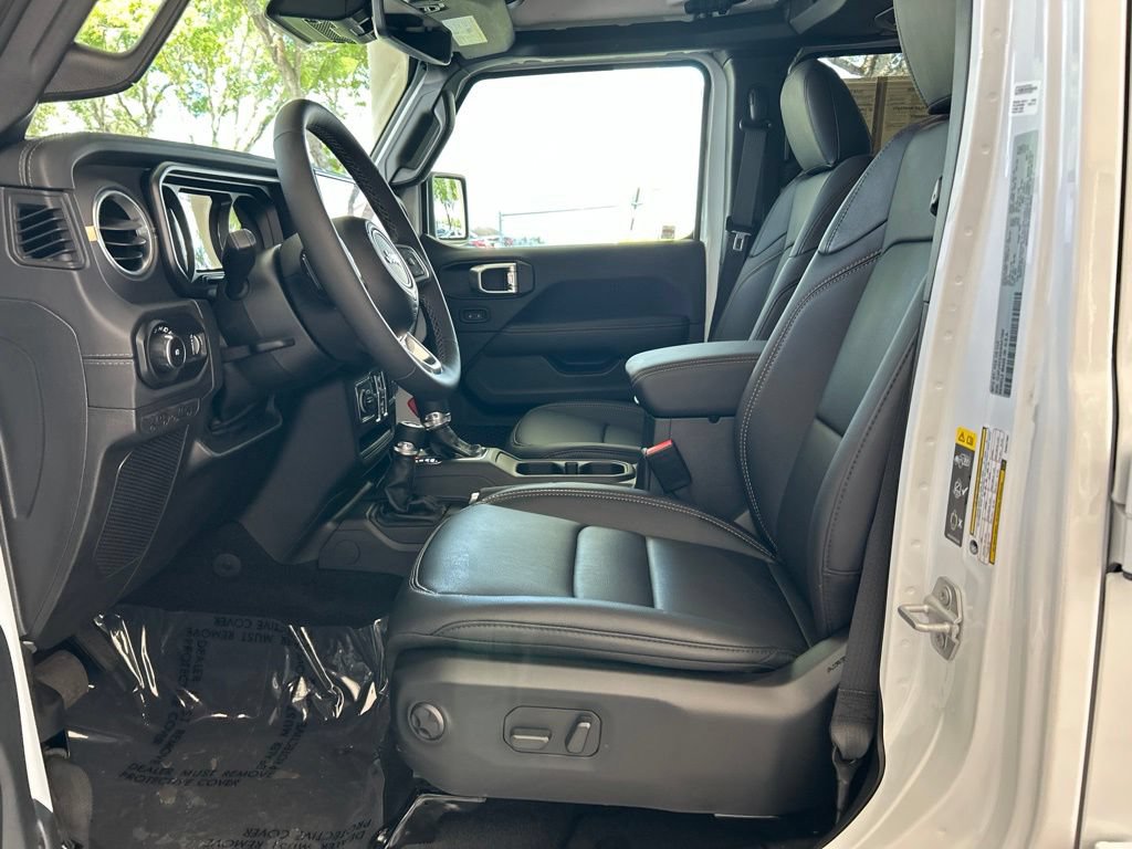 Used 2025 Jeep Wrangler Unlimited Sahara AWD/4WD image 6