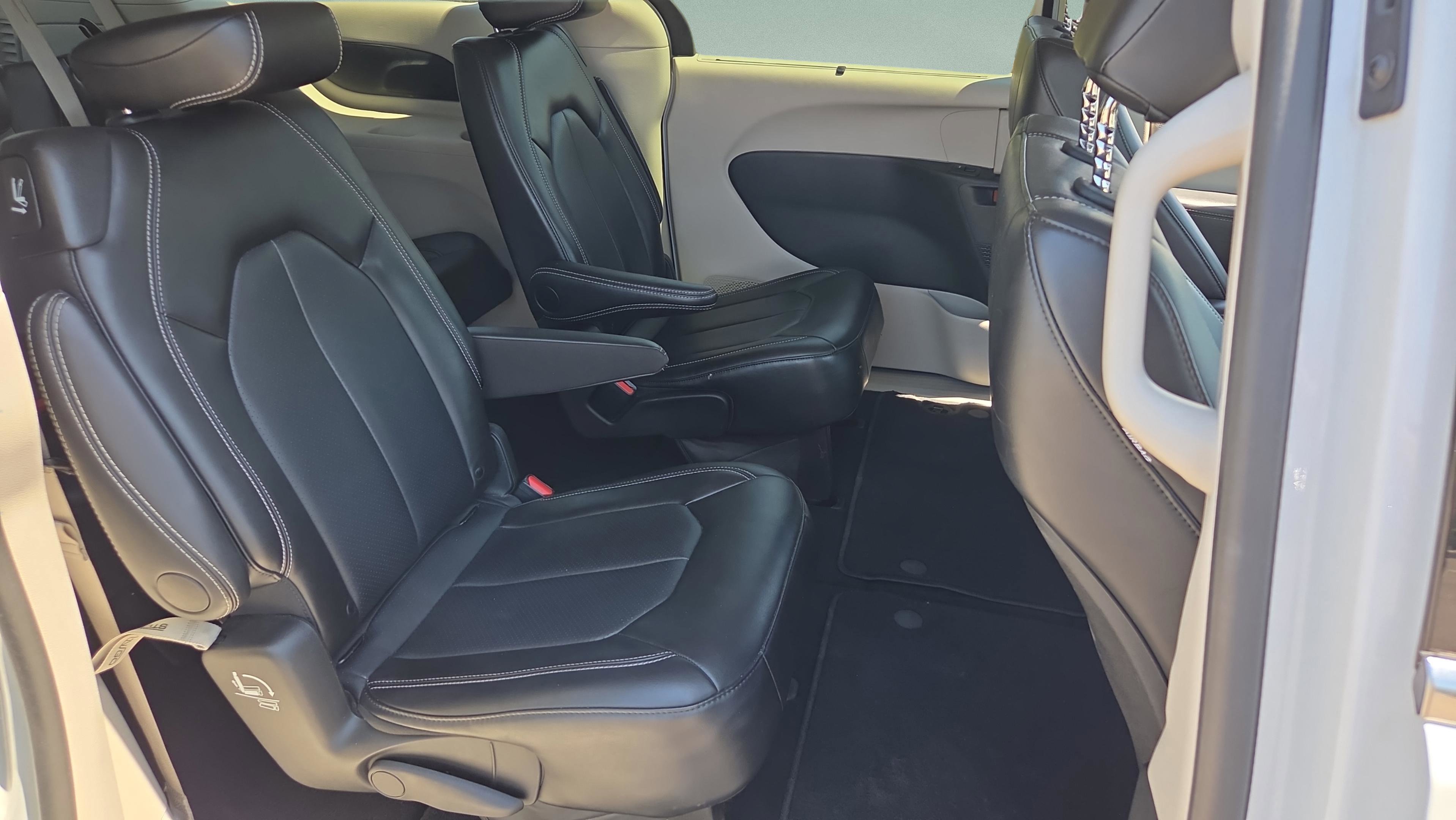 Used 2024 Chrysler Pacifica Touring-L image 26