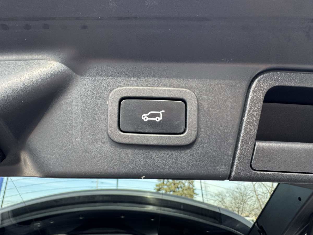 Used 2020 Land Rover Range Rover Velar S image 46