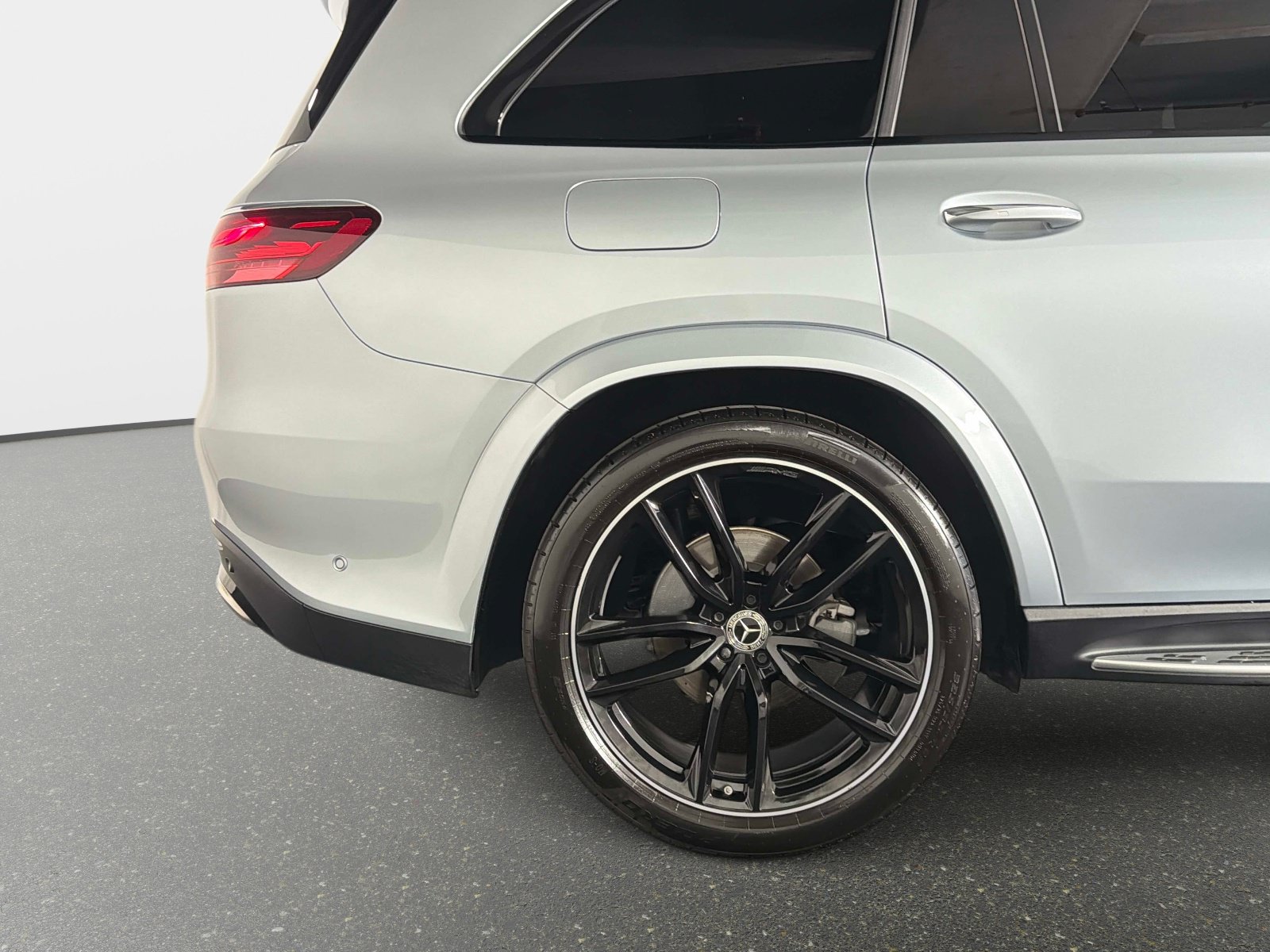 Used 2025 Mercedes-Benz GLS 580 4MATIC image 18