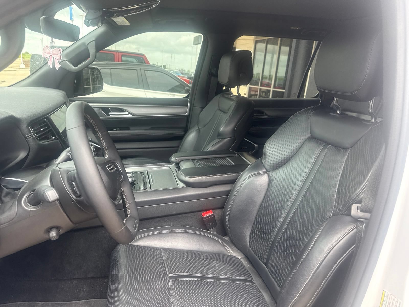 Used 2024 Jeep Wagoneer Series II AWD/4WD image 9