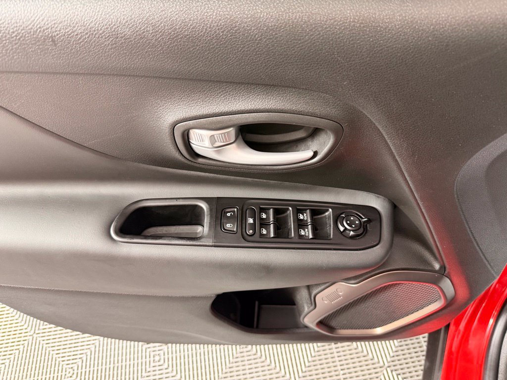 Used 2023 Jeep Renegade Latitude AWD/4WD image 16