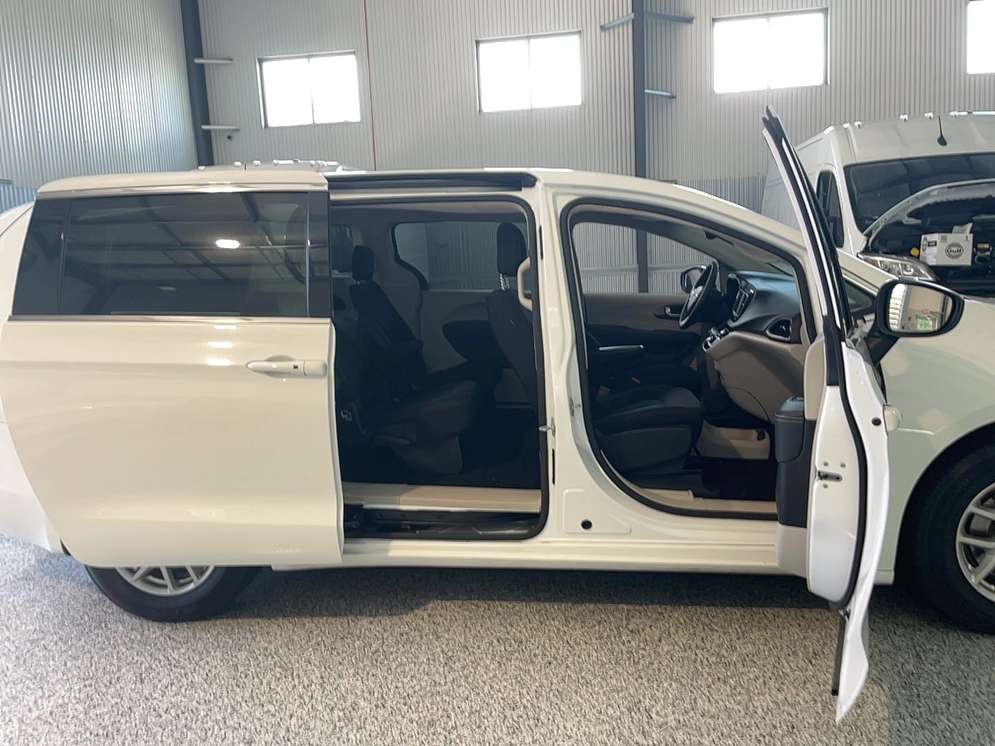 Used 2023 Chrysler Voyager LX FWD image 18