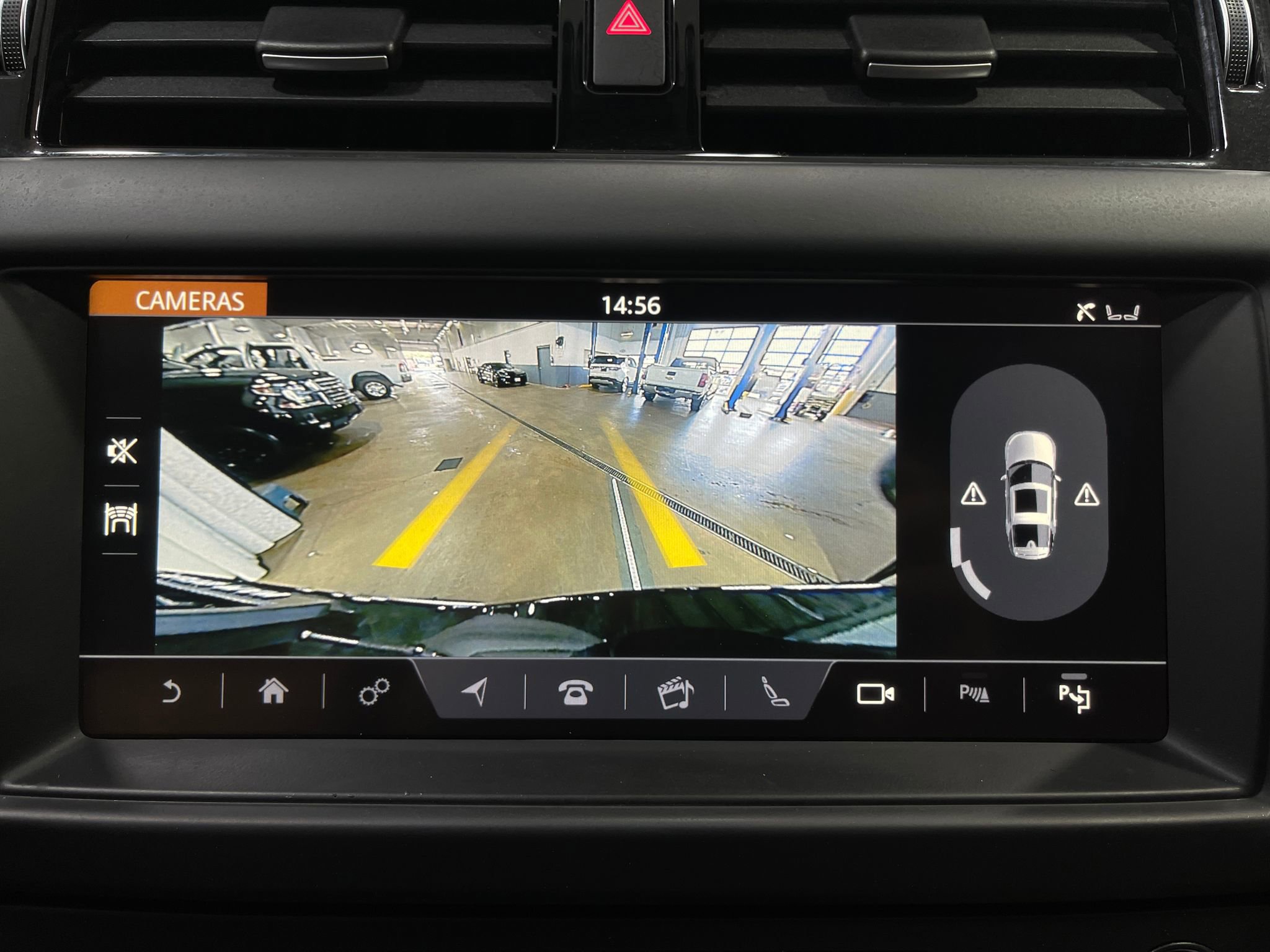 Used 2020 Land Rover Discovery Landmark AWD/4WD image 11