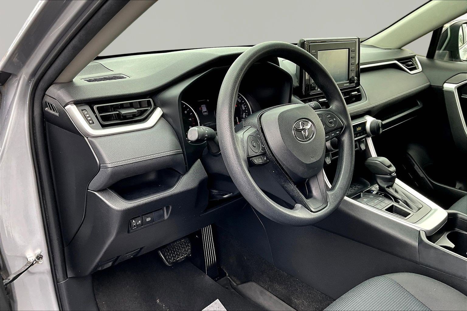 Used 2021 Toyota RAV4 LE AWD/4WD image 17