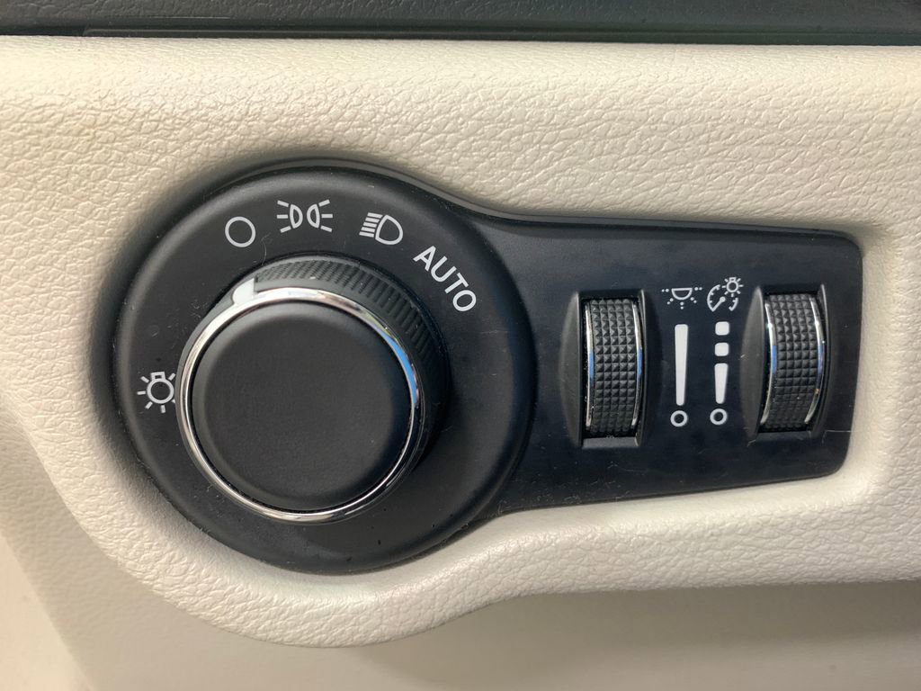 Used 2017 Chrysler Pacifica Touring image 27