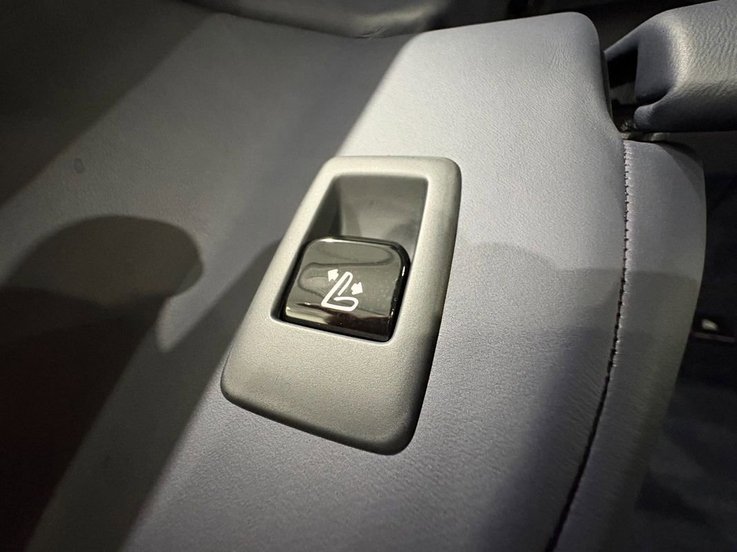 Used 2024 Rolls-Royce Cullinan Black Badge w/ Leather Finishing Pack image 46