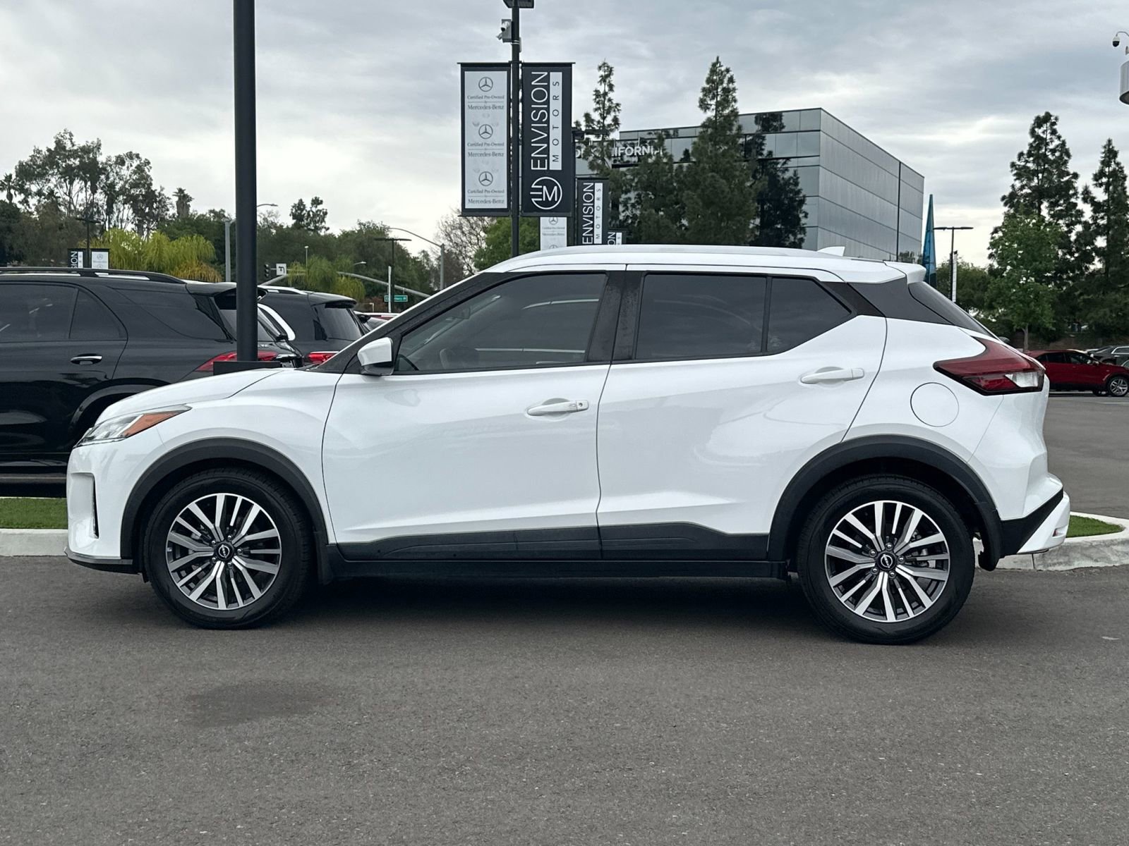 Used 2022 Nissan Kicks SV FWD image 6