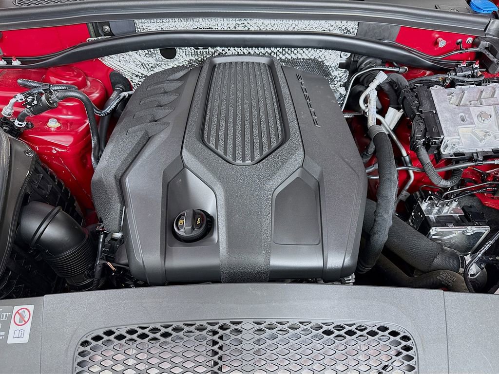 Certified 2025 Porsche Macan AWD/4WD image 34