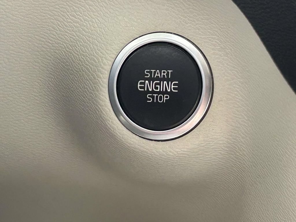 Used 2020 Volvo XC40 T5 Inscription w/ Protection Package Premier AWD/4WD image 18