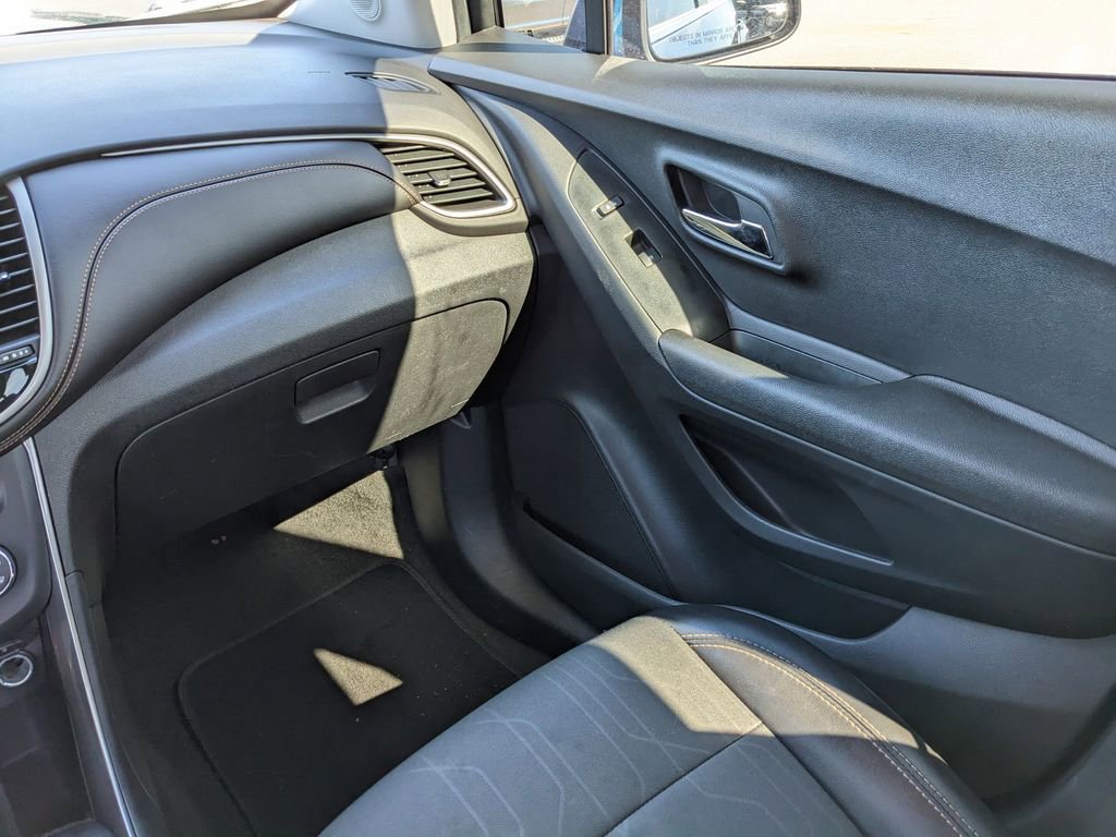 Used 2020 Chevrolet Trax LT w/ Driver Confidence Package image 17