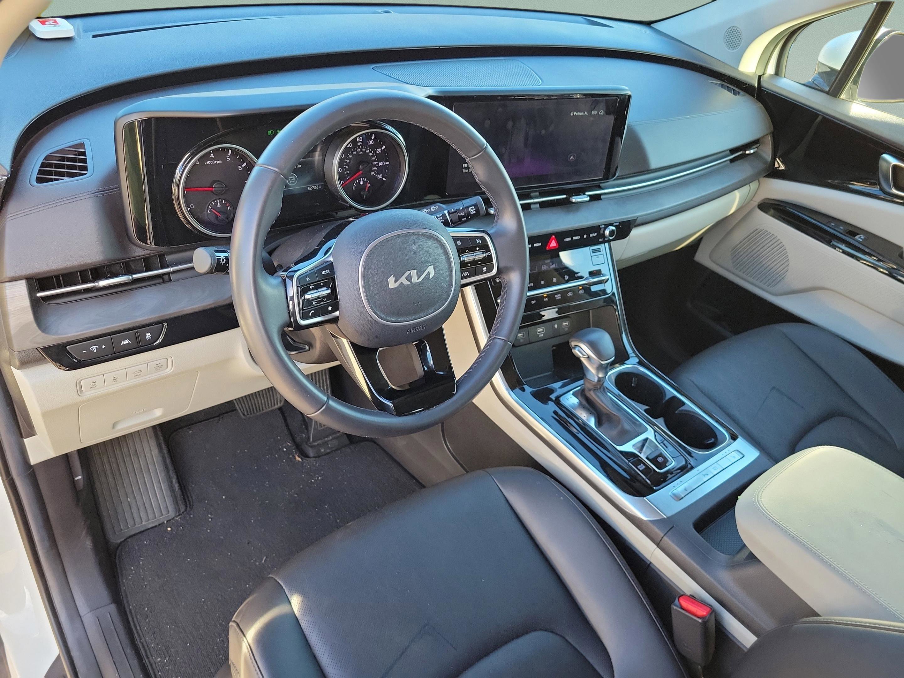 Used 2024 Kia Carnival EX image 13