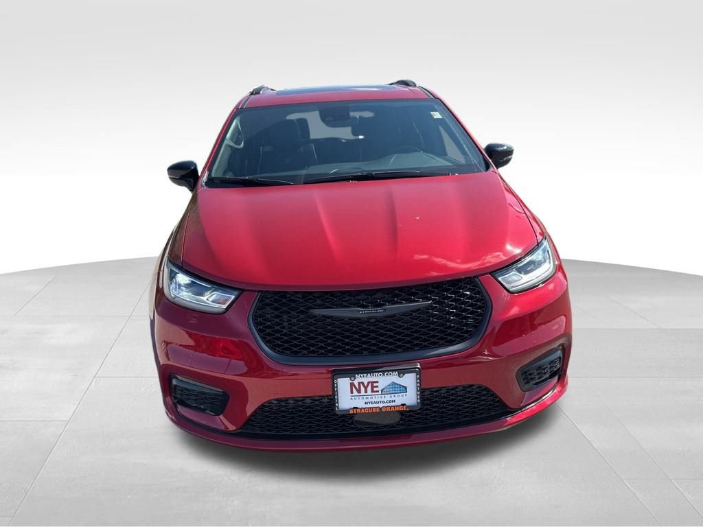 New 2026 Chrysler Pacifica Limited w/ Uconnect Theater Family Group image 8