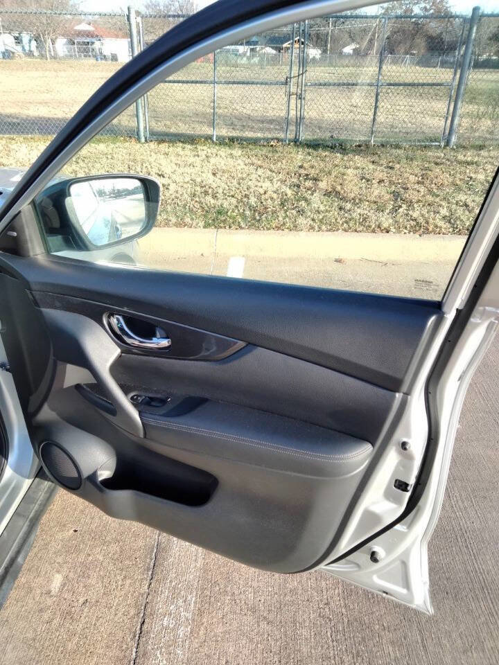 Used 2018 Nissan Rogue SV image 19