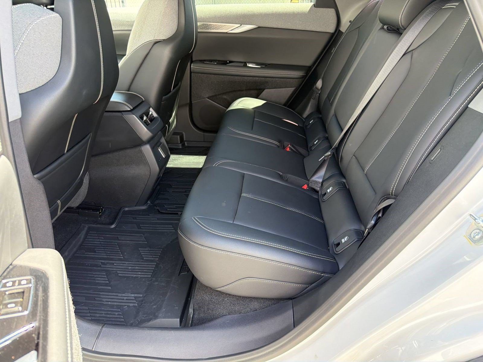 Certified 2025 Cadillac Optiq Sport 1 w/ LPO, Floor Liner Package AWD/4WD image 21