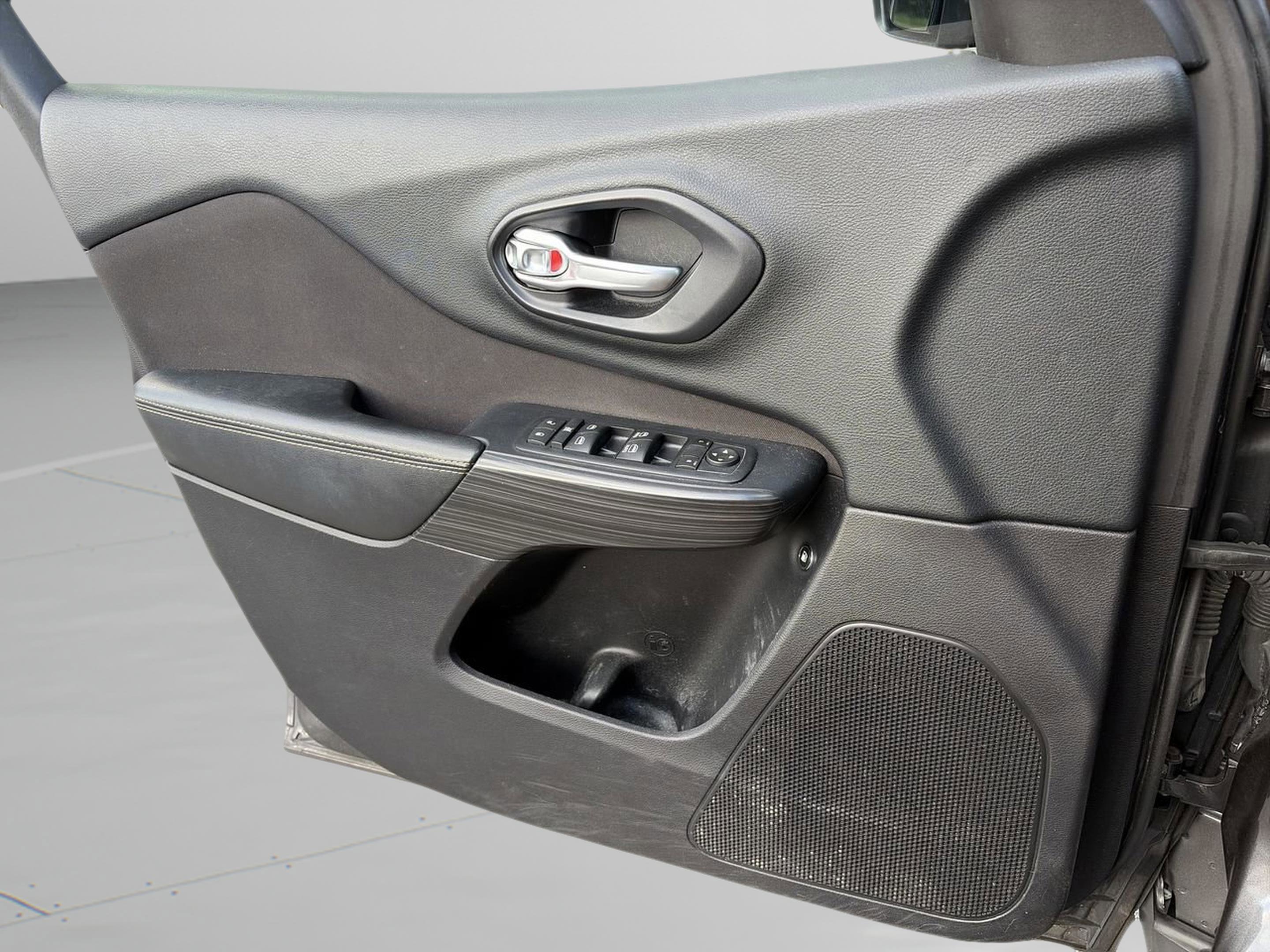 Used 2016 Jeep Cherokee Latitude w/ Cold Weather Group image 25