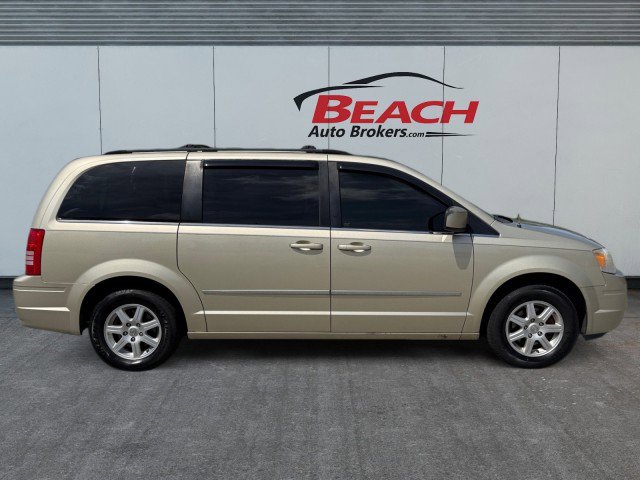 Used 2010 Chrysler Town & Country Touring w/ Entertainment Group #2 FWD image 7