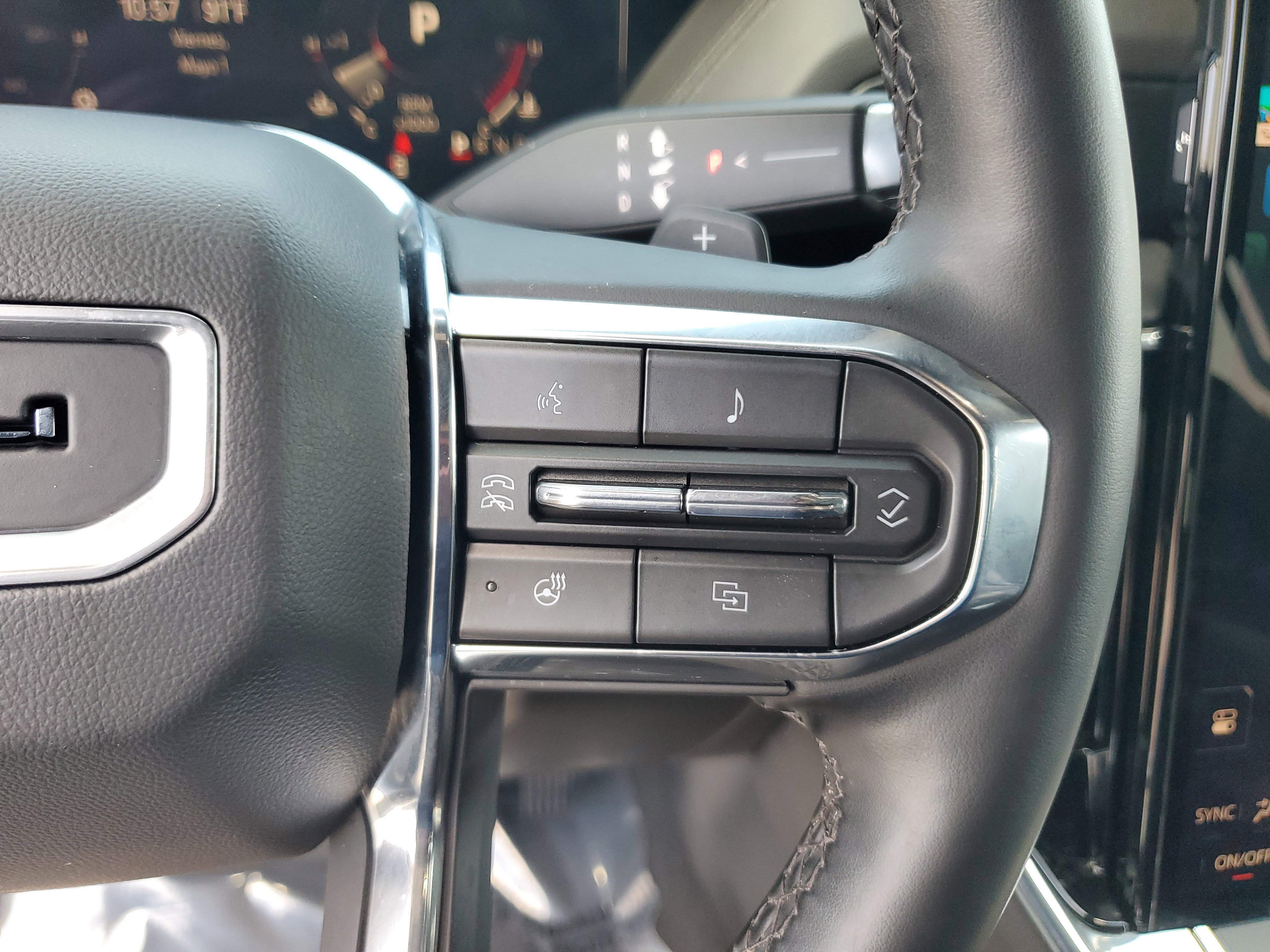 Used 2025 GMC Yukon Denali RWD image 30