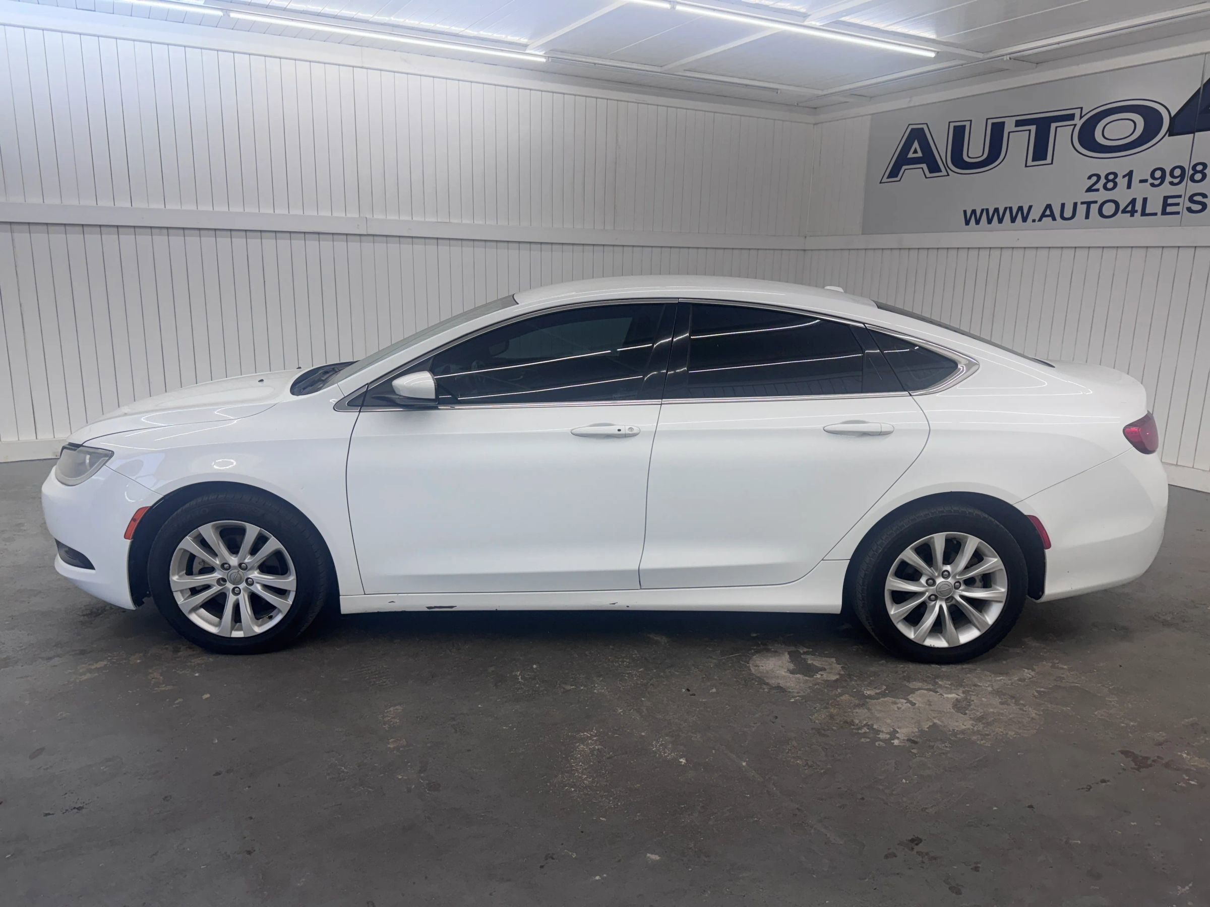 Used 2015 Chrysler 200 Limited w/ Convenience Group image 8