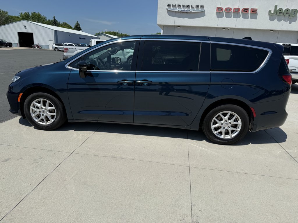 Used 2025 Chrysler Pacifica Select FWD image 5