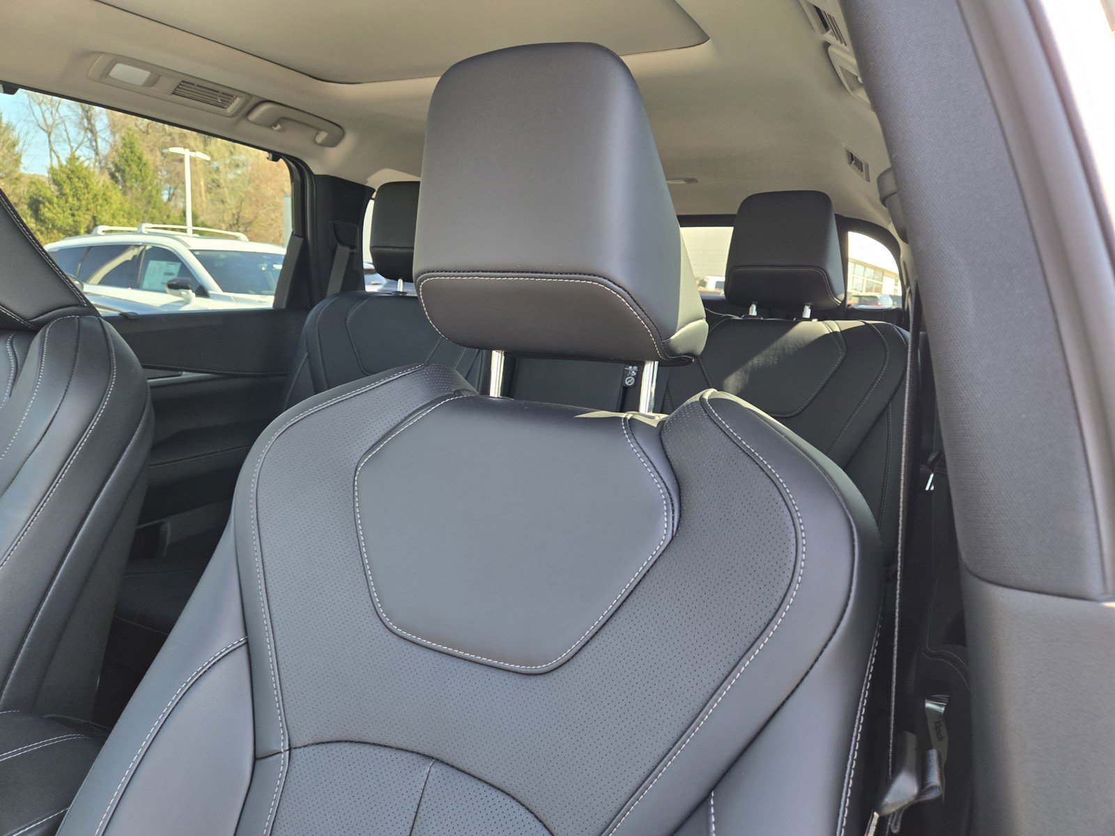 New 2026 INFINITI QX60 Luxe w/ Family Package image 9