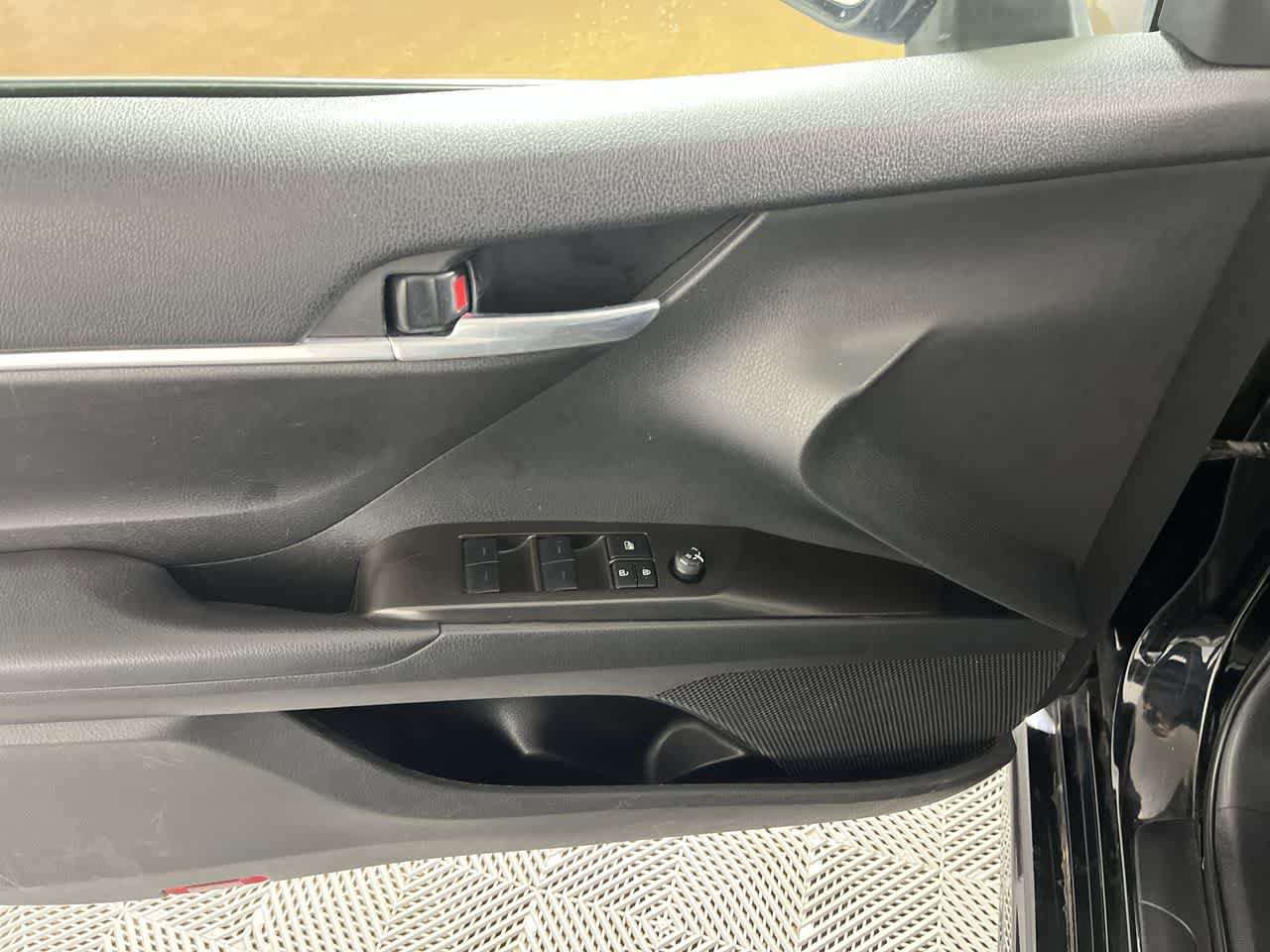 Used 2023 Toyota Camry SE image 12
