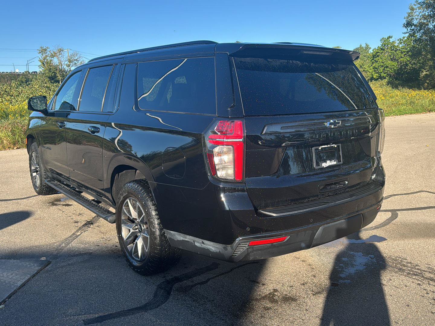 Used 2022 Chevrolet Suburban Z71 w/ Luxury Package AWD/4WD image 3
