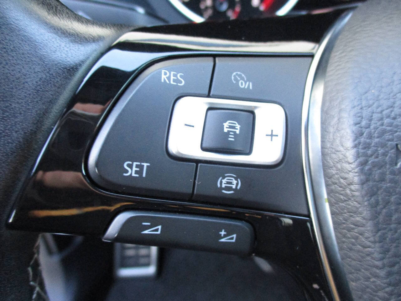 Used 2021 Volkswagen Tiguan SE R-Line FWD image 66