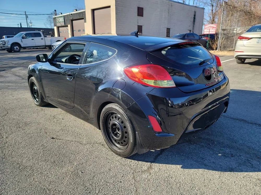 Used 2013 Hyundai Veloster w/ Style Pkg image 8