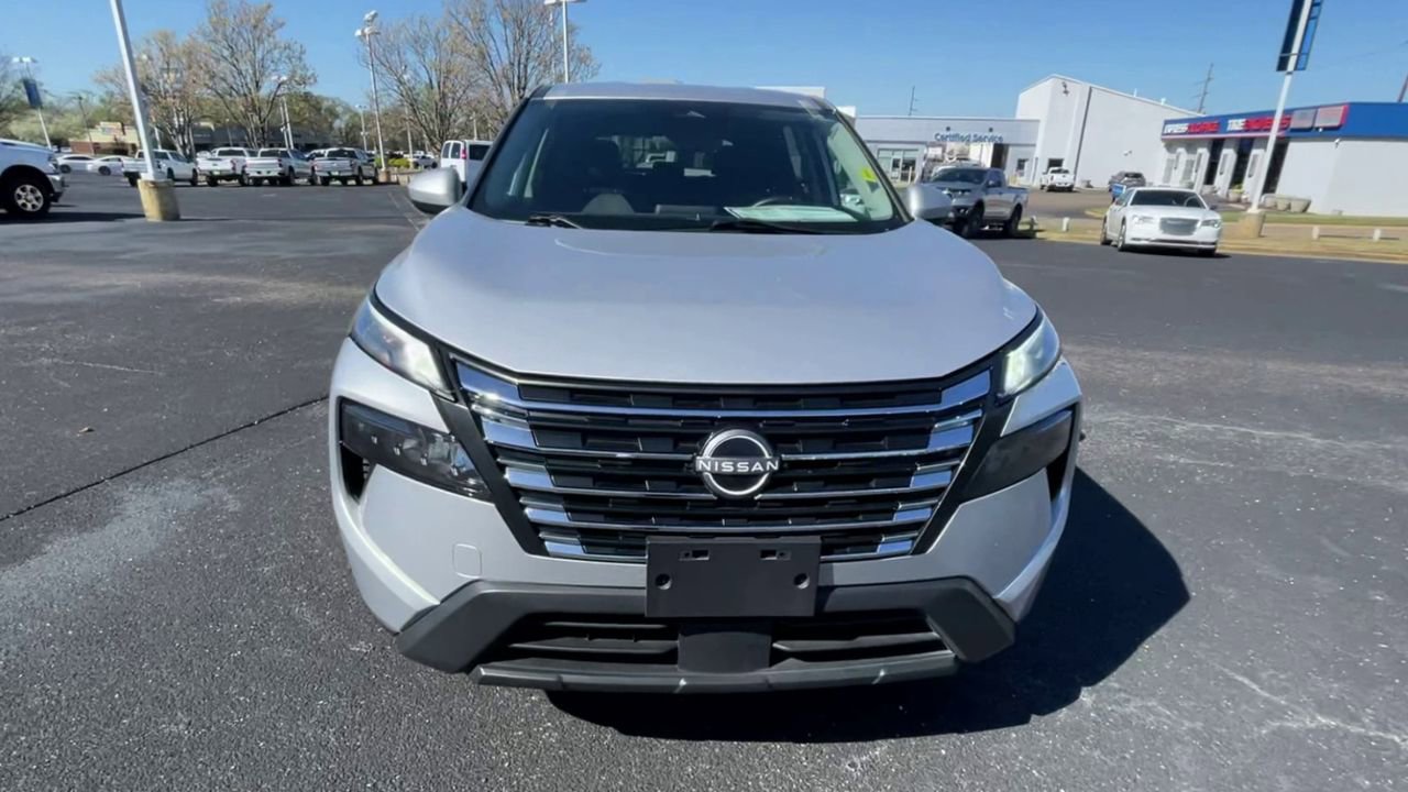 Used 2024 Nissan Rogue SV FWD image 3