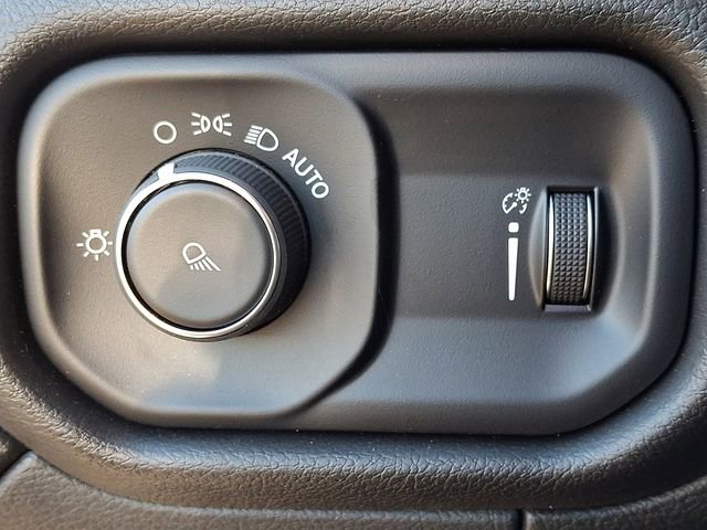 Used 2024 RAM 2500 Tradesman w/ Chrome Appearance Group image 25