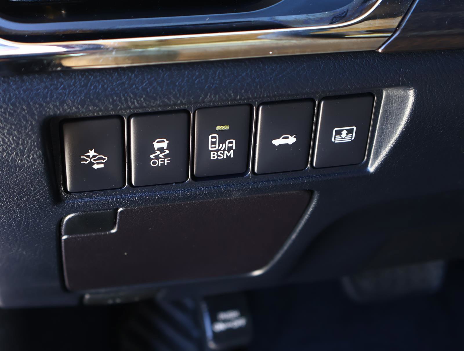 Used 2016 Toyota Avalon Limited w/ Toyota Safety Sense Package image 23