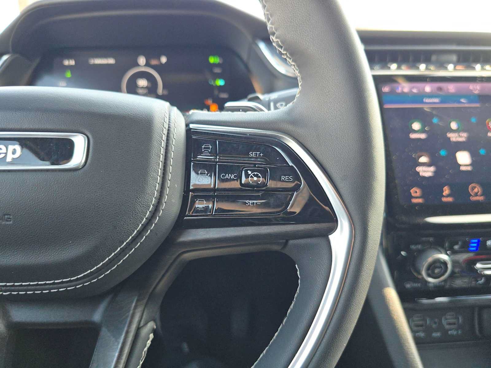 Used 2022 Jeep Grand Cherokee Overland w/ Luxury Tech Group IV AWD/4WD image 30