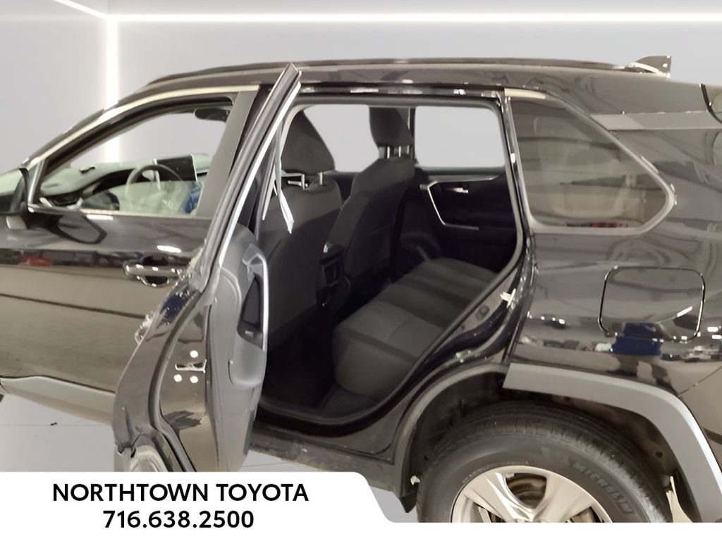 Used 2025 Toyota RAV4 XLE AWD/4WD image 17