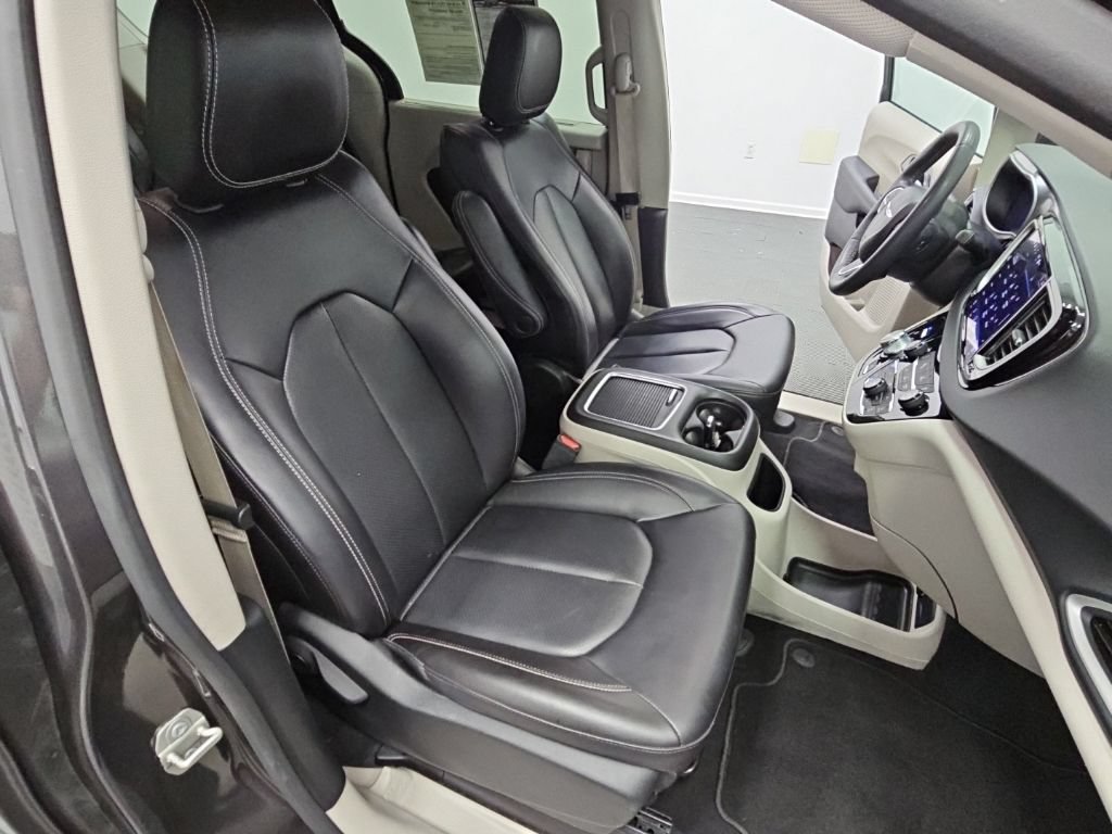 Used 2023 Chrysler Pacifica Touring-L FWD image 37