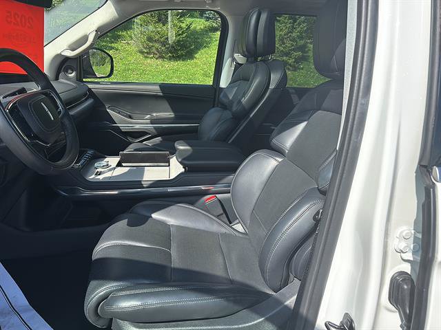 Used 2025 Lincoln Navigator L Reserve AWD/4WD image 11