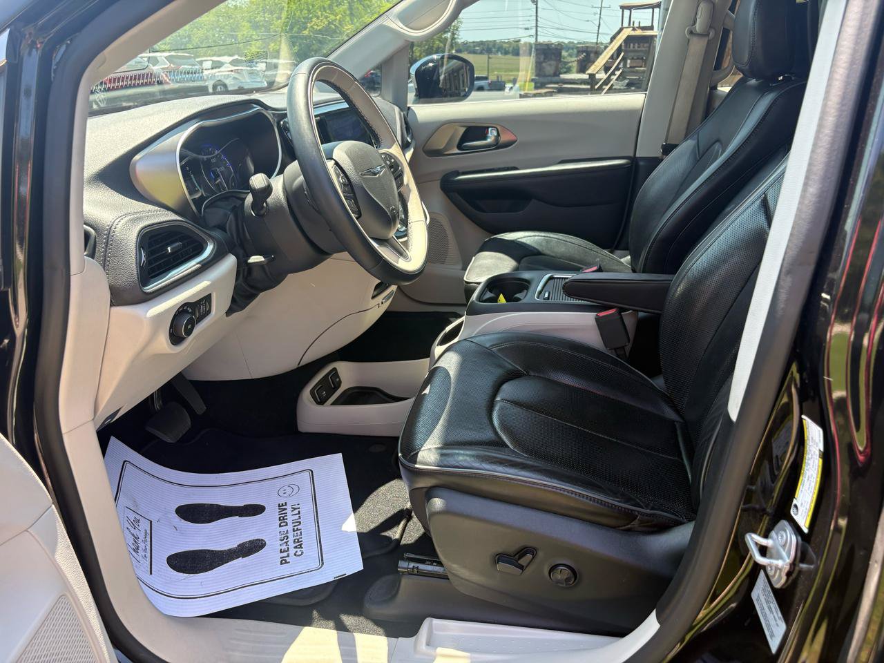 Used 2017 Chrysler Pacifica Limited w/ UConnect Theater Package FWD image 10