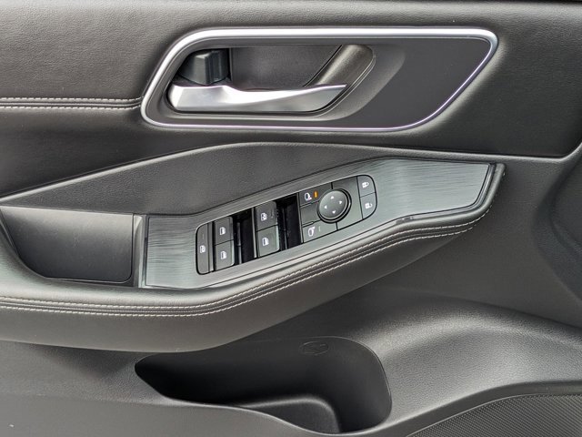 Used 2021 Nissan Rogue SV w/ Premium Package image 18