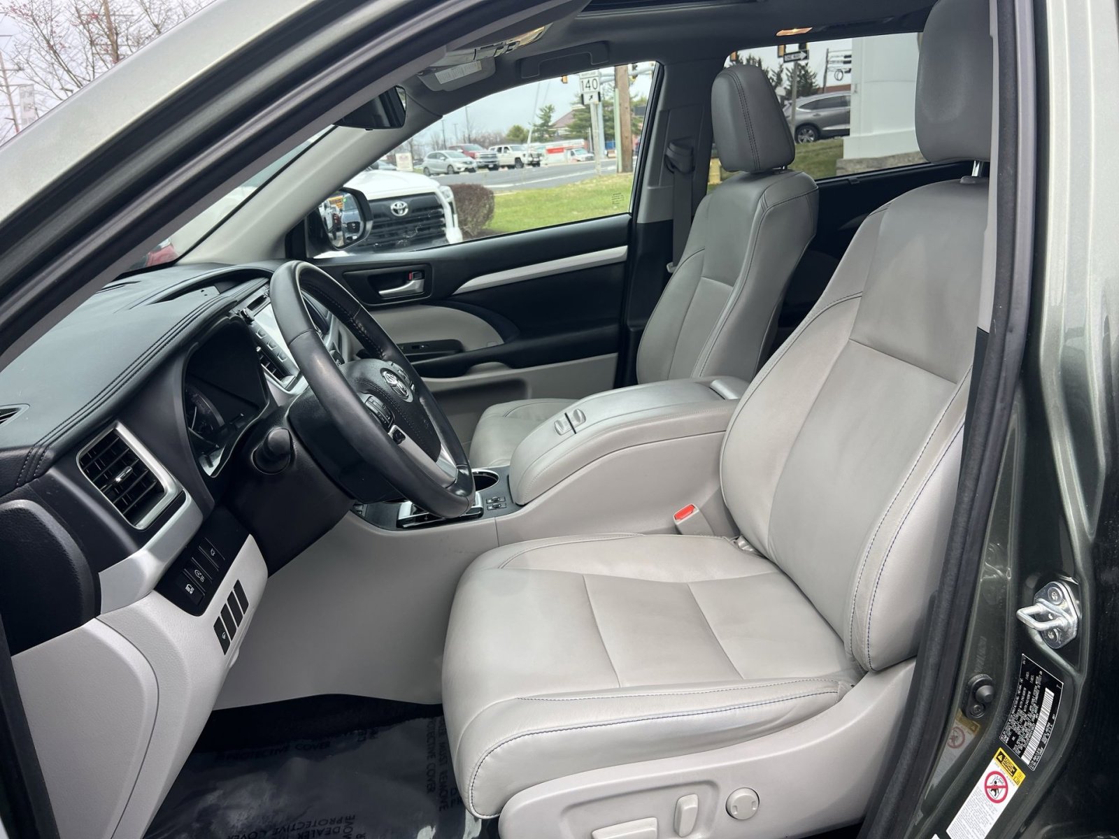 Used 2017 Toyota Highlander XLE image 13