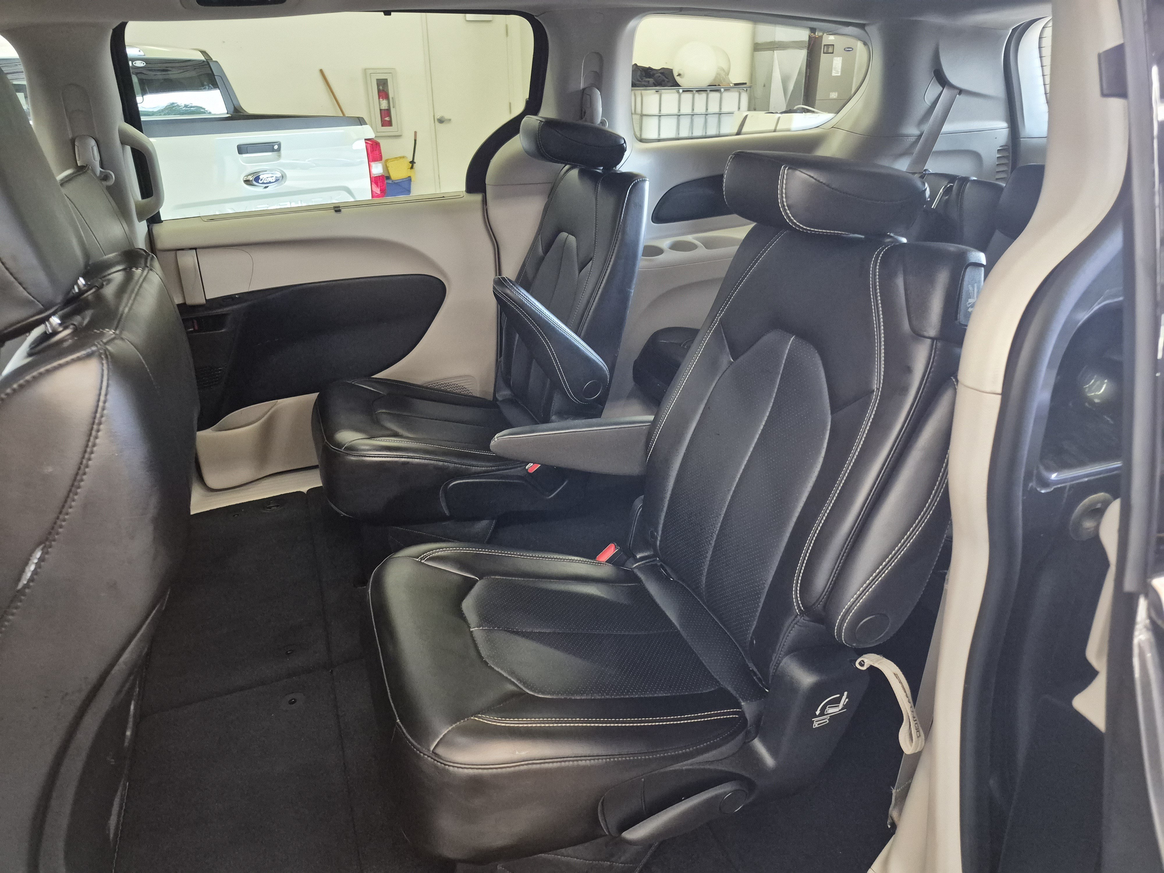 Used 2023 Chrysler Pacifica Touring-L FWD image 14