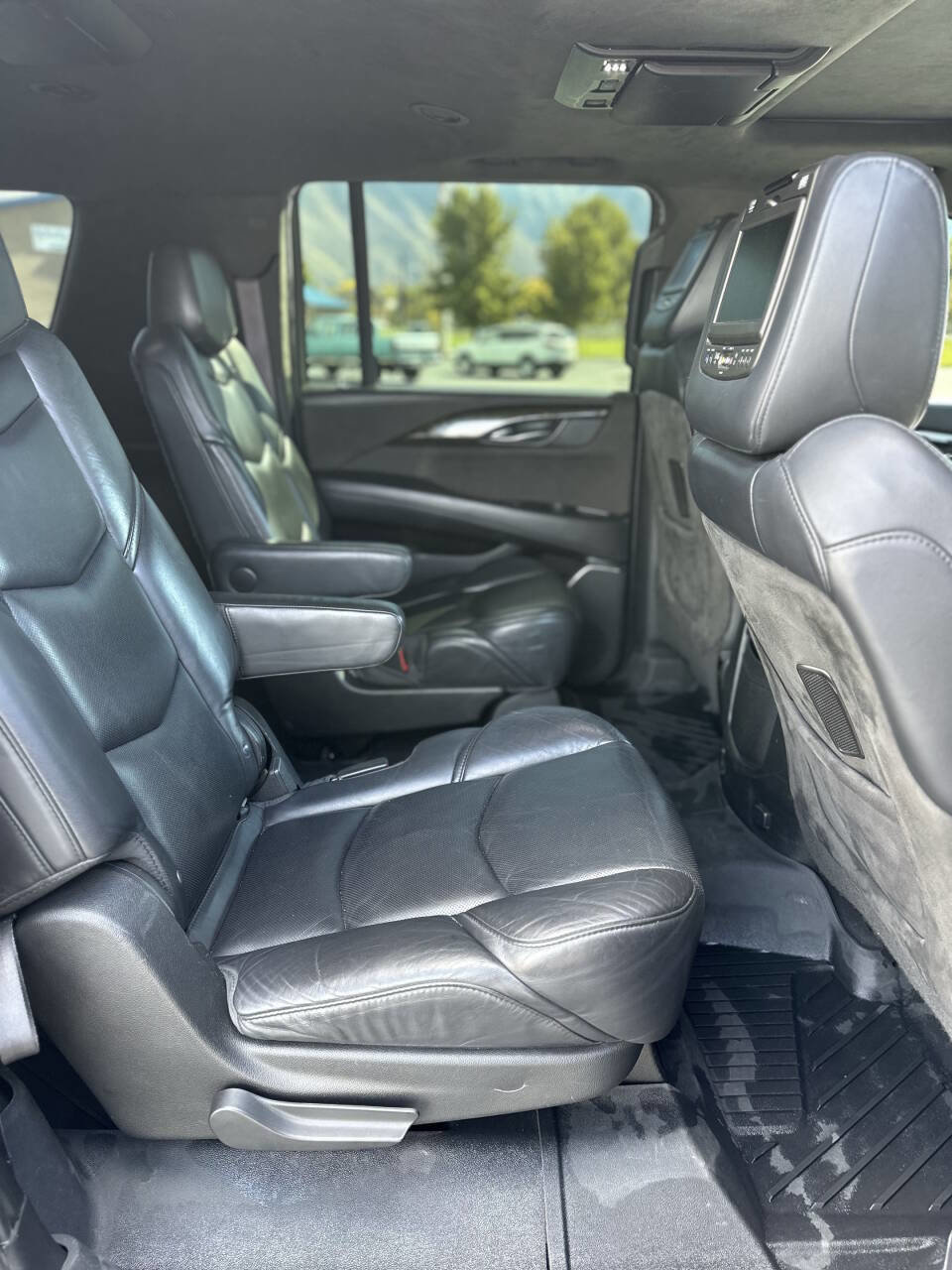 Used 2017 Cadillac Escalade ESV Platinum image 17