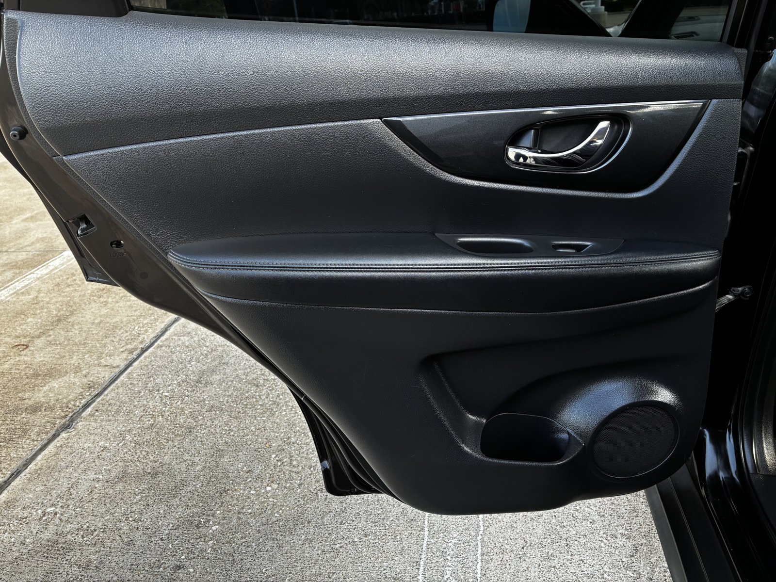 Used 2017 Nissan Rogue SV AWD/4WD image 24