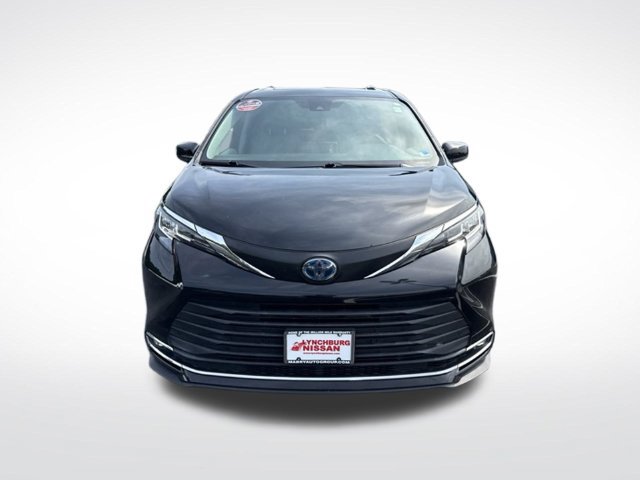 Used 2023 Toyota Sienna XLE FWD image 3