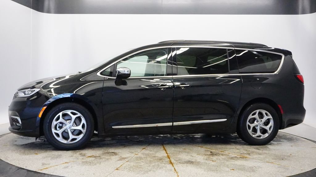 Used 2023 Chrysler Pacifica Limited image 2