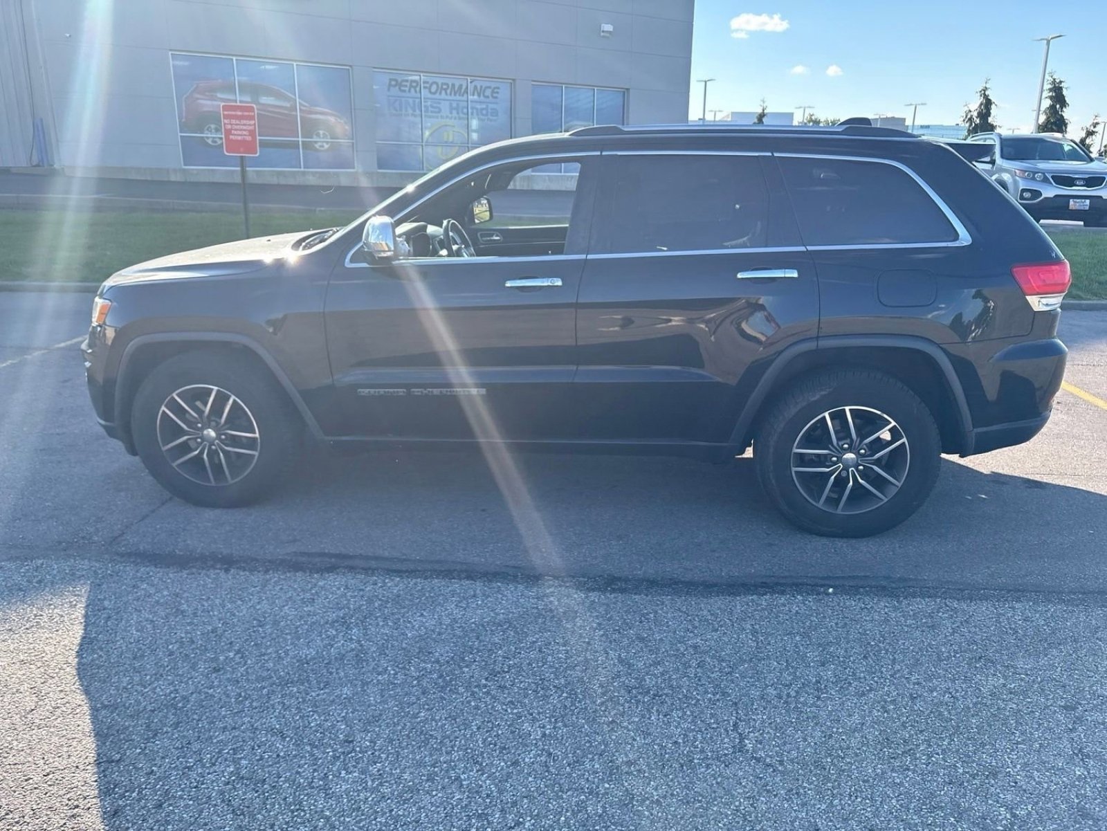 Used 2017 Jeep Grand Cherokee Limited AWD/4WD image 2