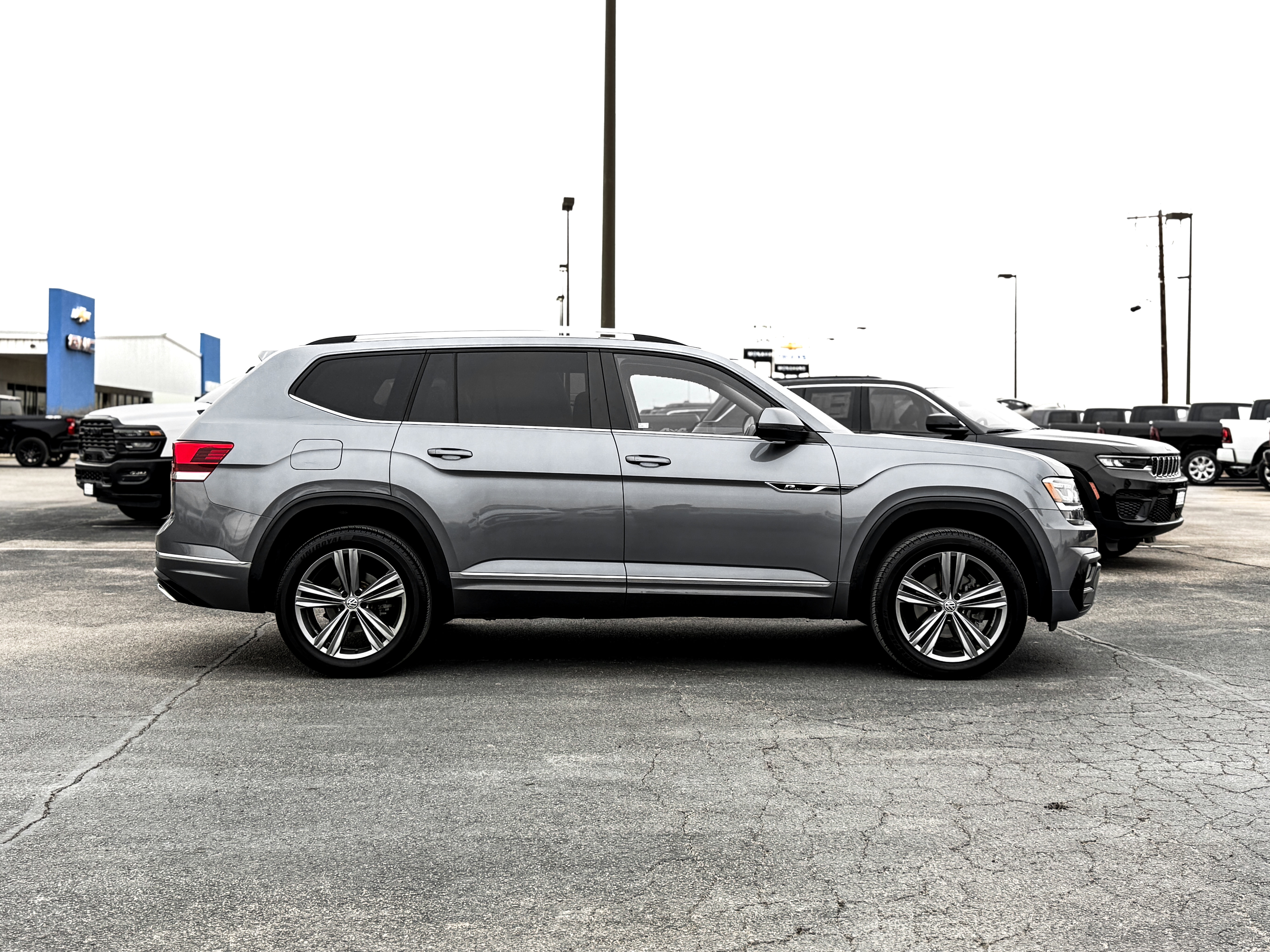 Used 2019 Volkswagen Atlas SEL R-Line image 4