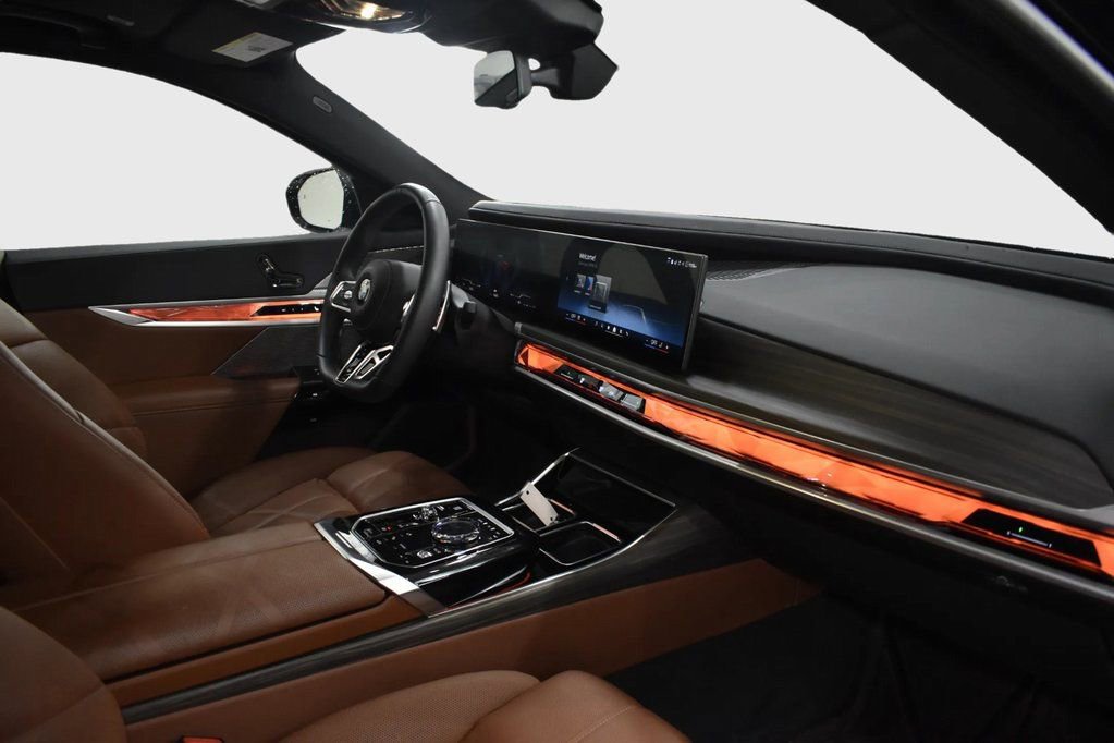 Used 2025 BMW 760i xDrive image 28