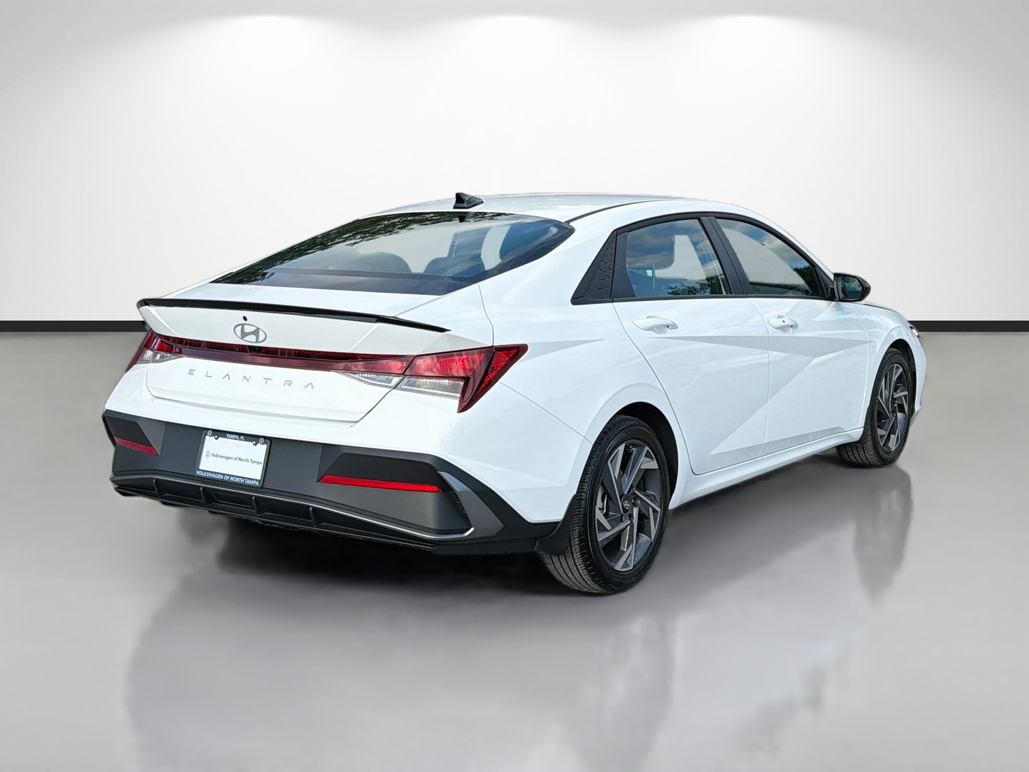 Used 2025 Hyundai Elantra Sport FWD image 3